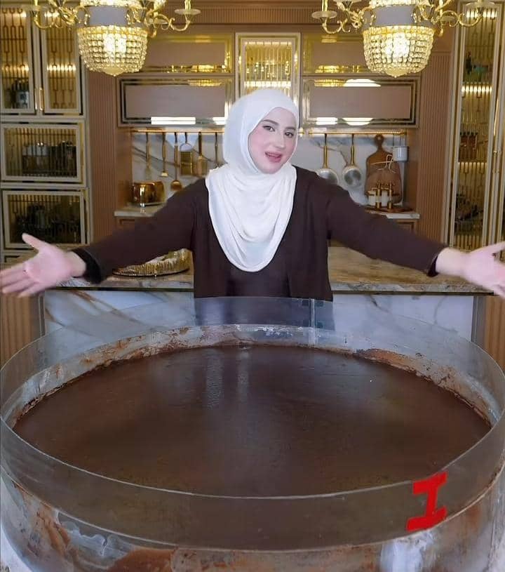 Tasyi Athasyia bikin puding raksasa