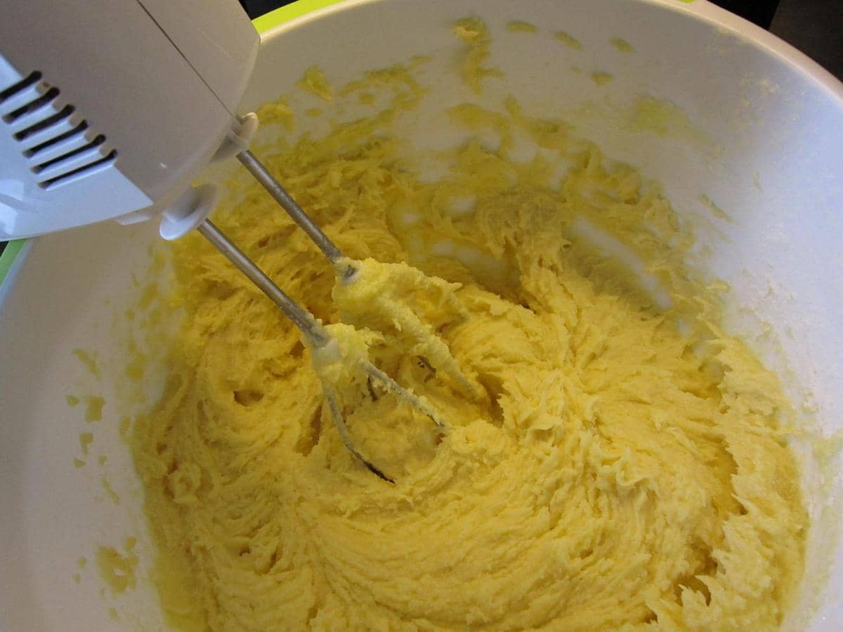 ilustrasi memikser adonan kue kering