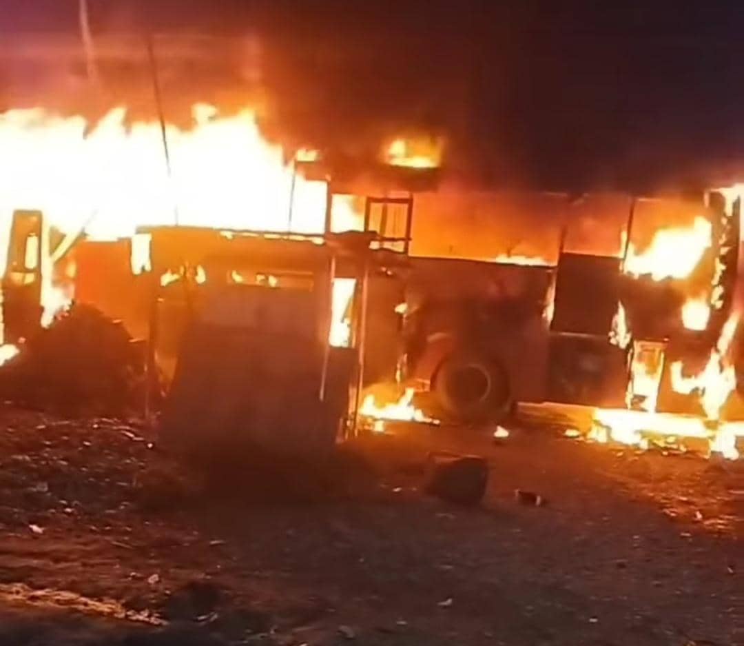 Kondisi Bus Medan Jaya yang terbakar di depan Polres Muratara.