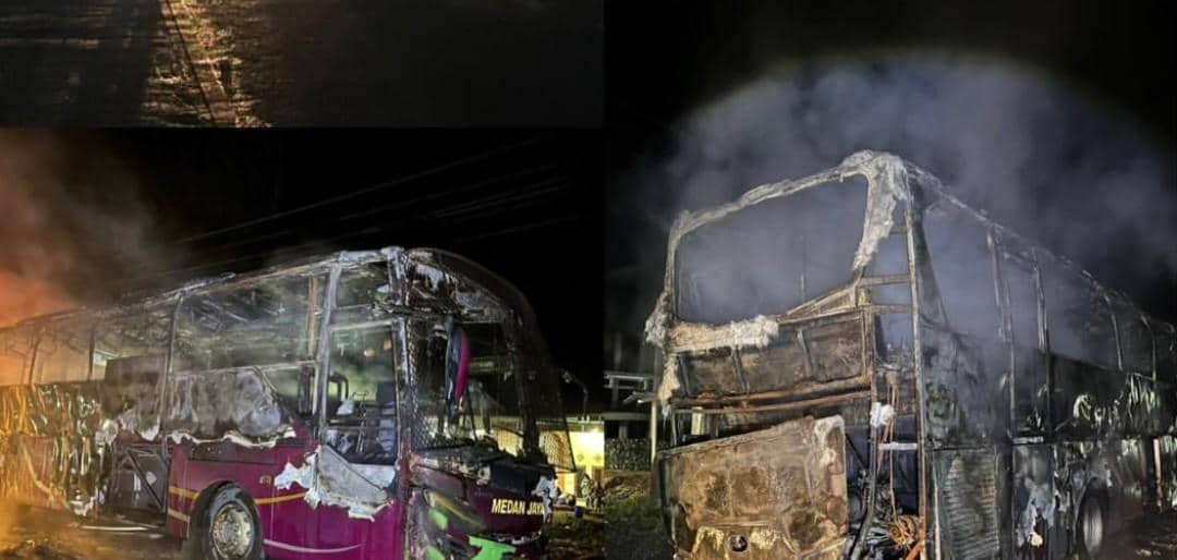 Kondisi Bus Medan Jaya yang terbakar di depan Polres Muratara. (Dok. Polres Muratara)