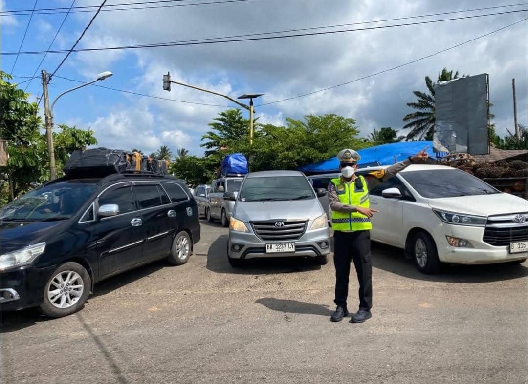 Petugas mengarahkan kendaraan untuk melintasi ruas Tol Musi Pait-Pulau Rimau yang sudah dibuka fungsional. (Dok. Satlantas Polres Banyuasin)