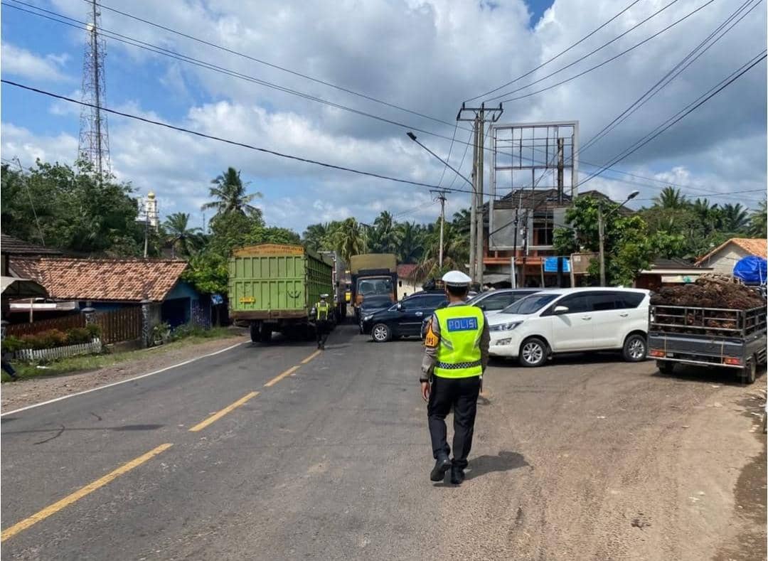 Petugas mengarahkan kendaraan untuk melintasi ruas Tol Musi Pait-Pulau Rimau yang sudah dibuka fungsional. (Dok. Satlantas Polres Banyuasin)