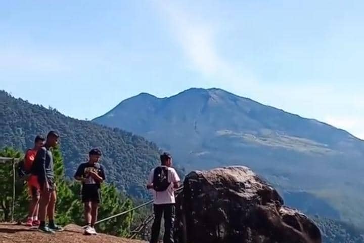 Puncak gunung Lawu dilihat dari puncak gunung Kendall desa Genilangit Kecamatan Poncol Magetan. IDN Times/Riyanto.
