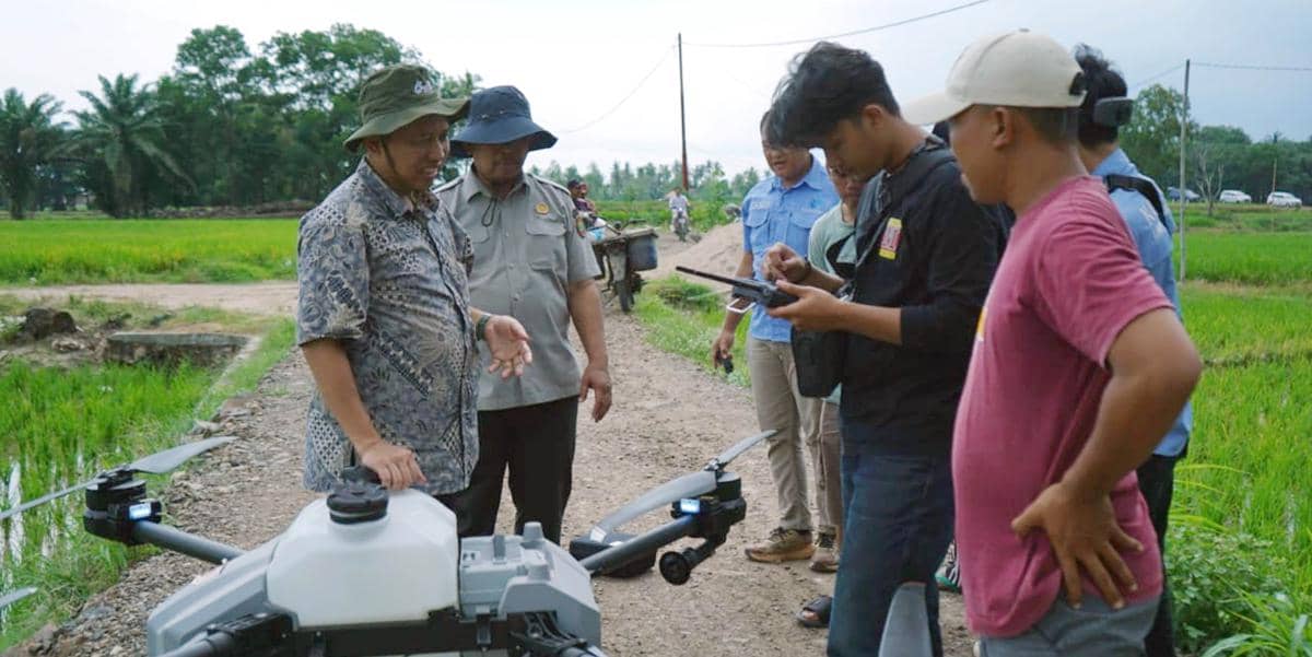 Pemerintah Kabupaten (Pemkab) Lampung Selatan bersinergi dengan Kementerian Pertanian dan Universitas Bandar Lampung (UBL) menggelar pelatihan pilot drone bagi petani di Desa Trimomukti, Kecamatan Candipuro
