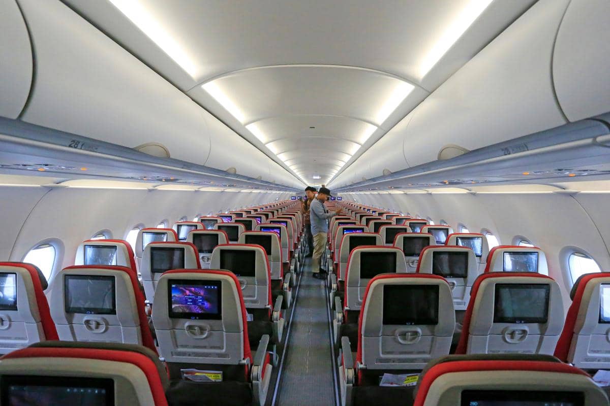 ilustrasi berdiri di lorong