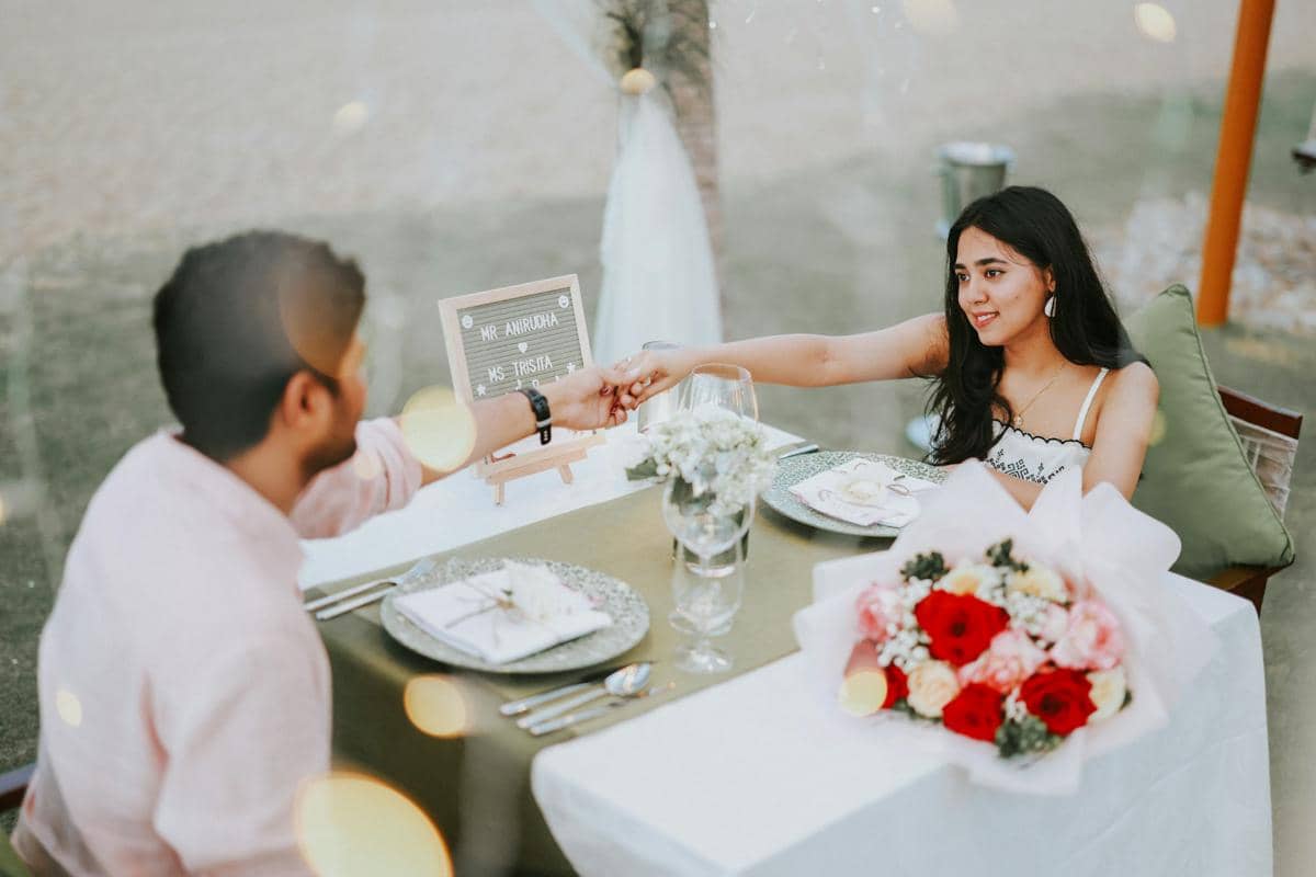 ilustrasi pasangan melakukan makan romantis