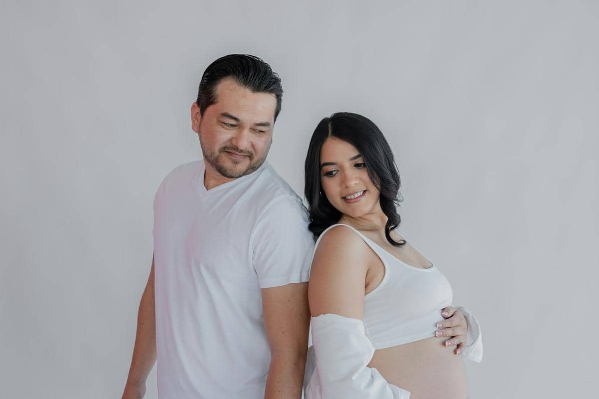 ilustrasi pasangan menyambut kelahiran anak