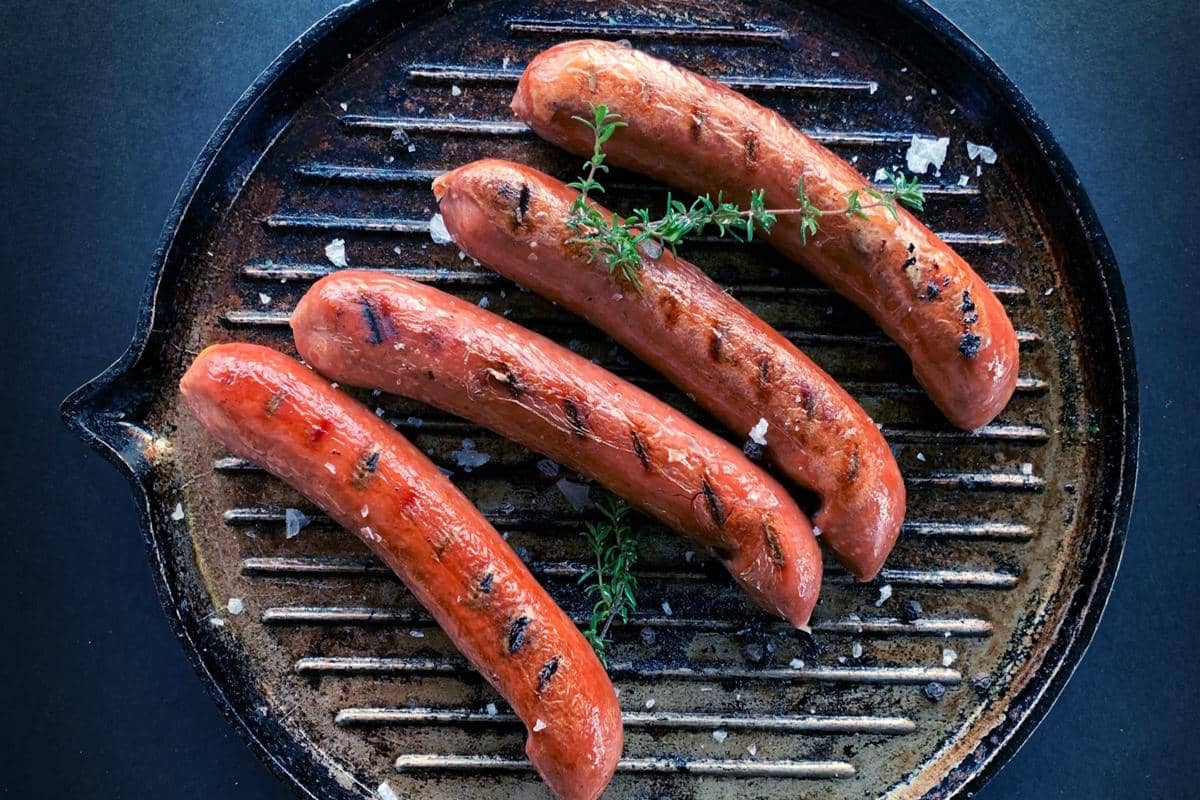 ilustrasi sosis bakar keju meleleh