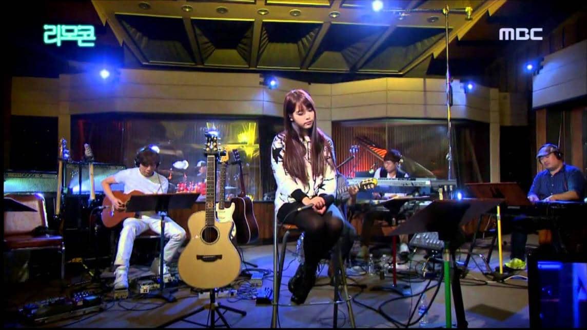 IU membawakan "The Night of the First Breakup"