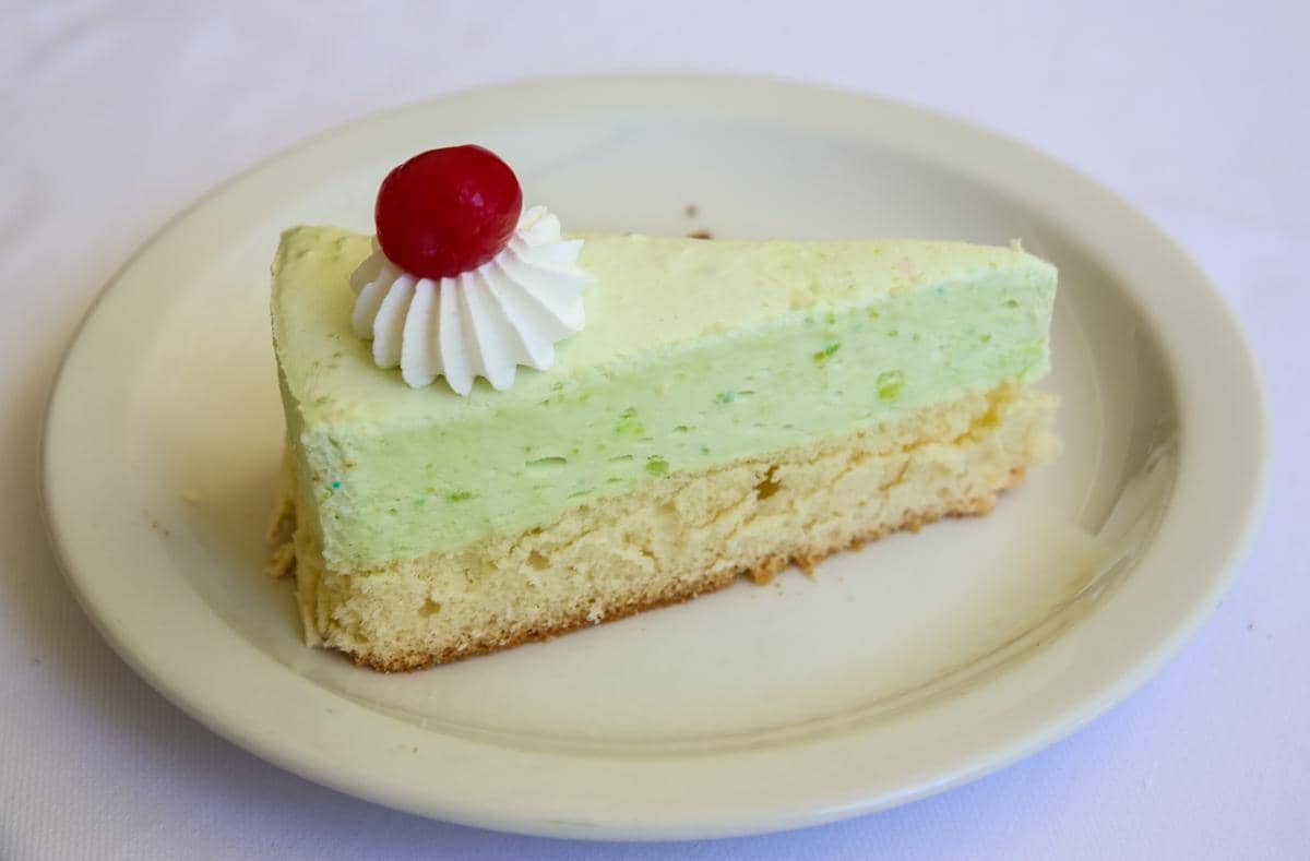 ilustrasi matcha cheesecake