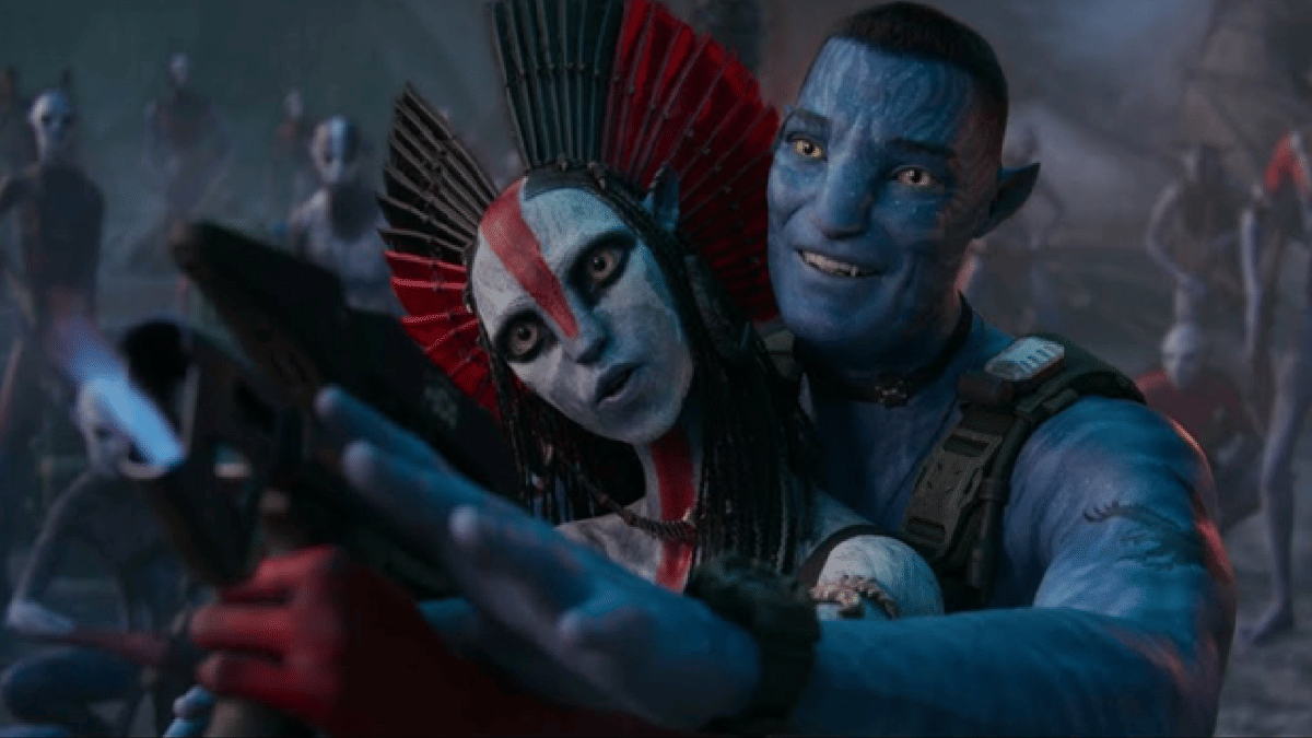 Quaritch mengajarkan Varang menggunakan senjata modern 