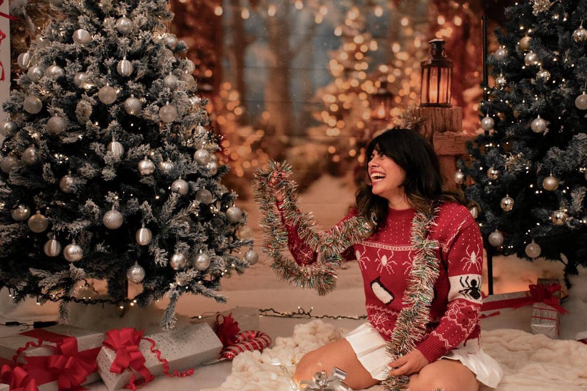 ilustrasi perempuan dan pohon Natal