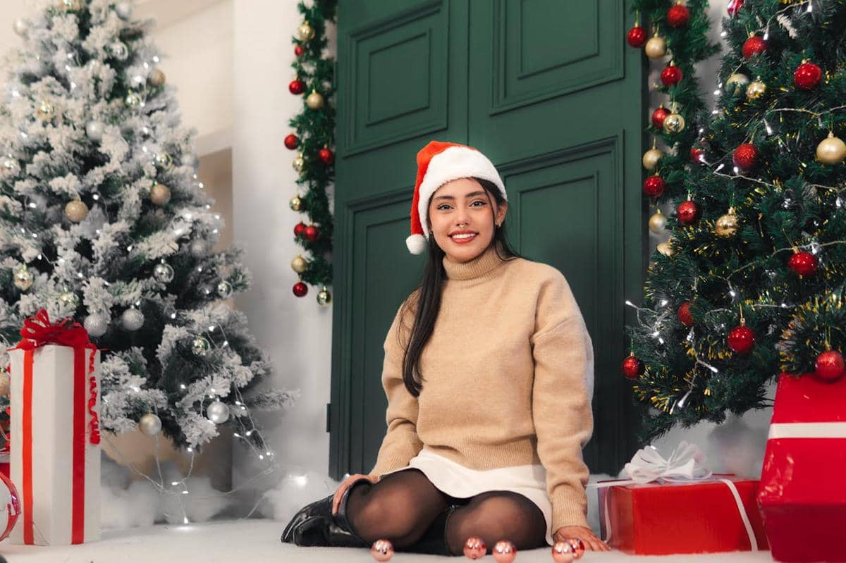 ilustrasi perempuan dan pohon Natal 