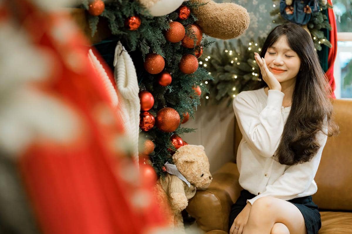 ilustrasi perempuan dan pohon Natal