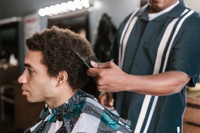 ilustrasi pria sedang potong rambut