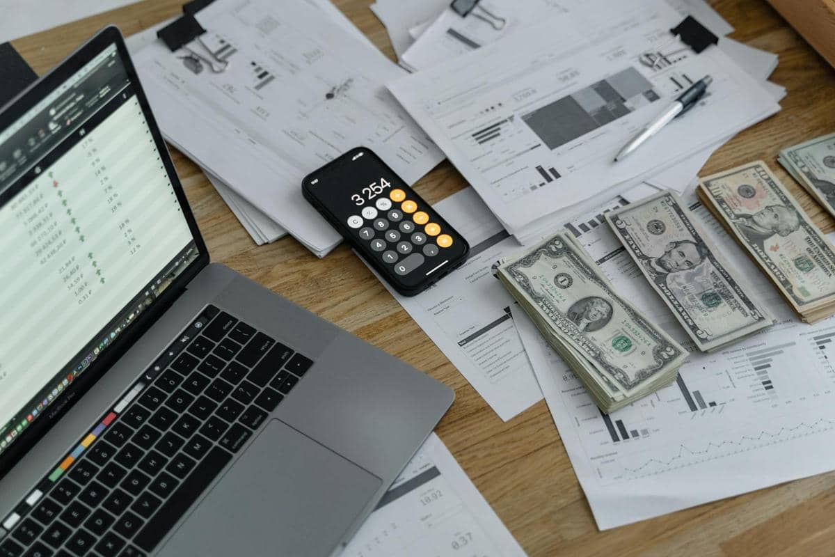 menyisihkan uang untuk investasi