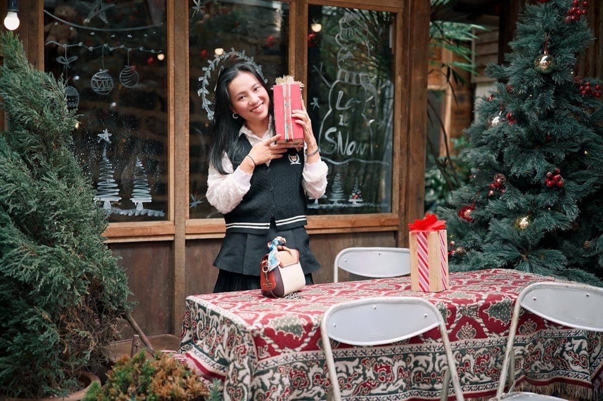 ilustrasi perempuan dan pohon Natal