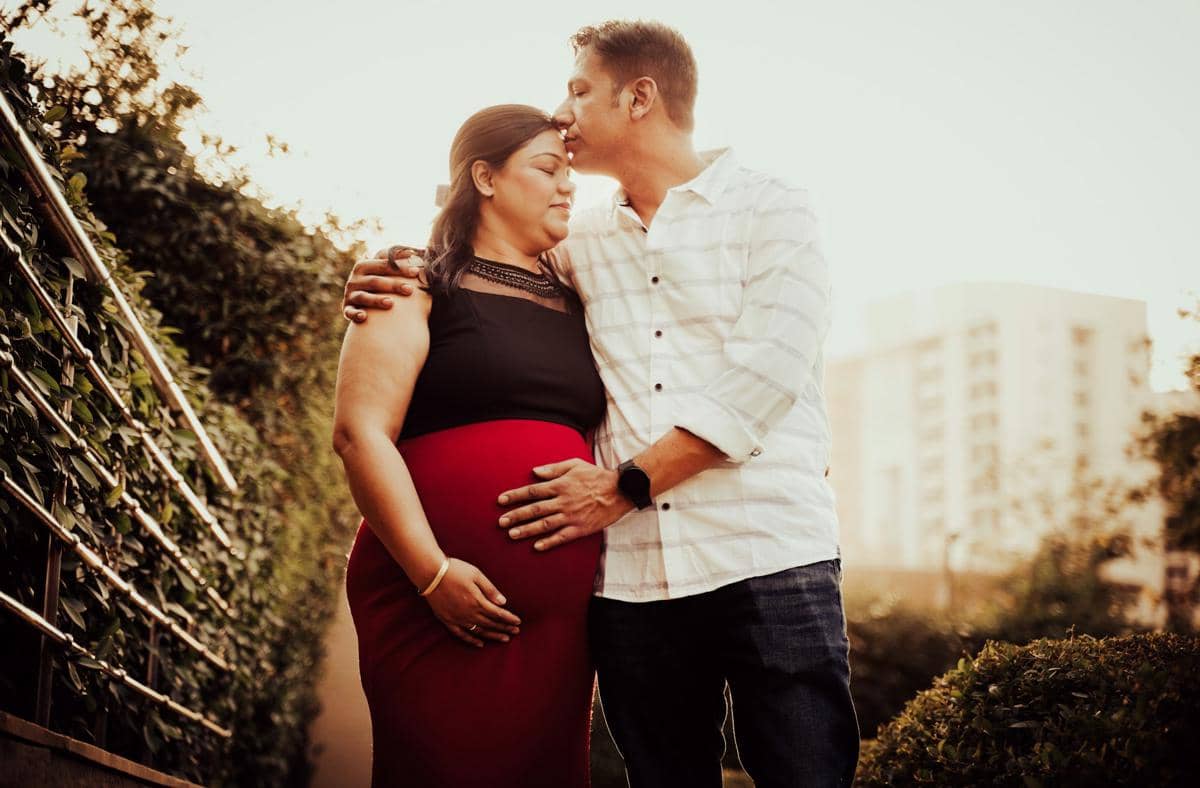 ilustrasi pasangan menyambut anak lahir