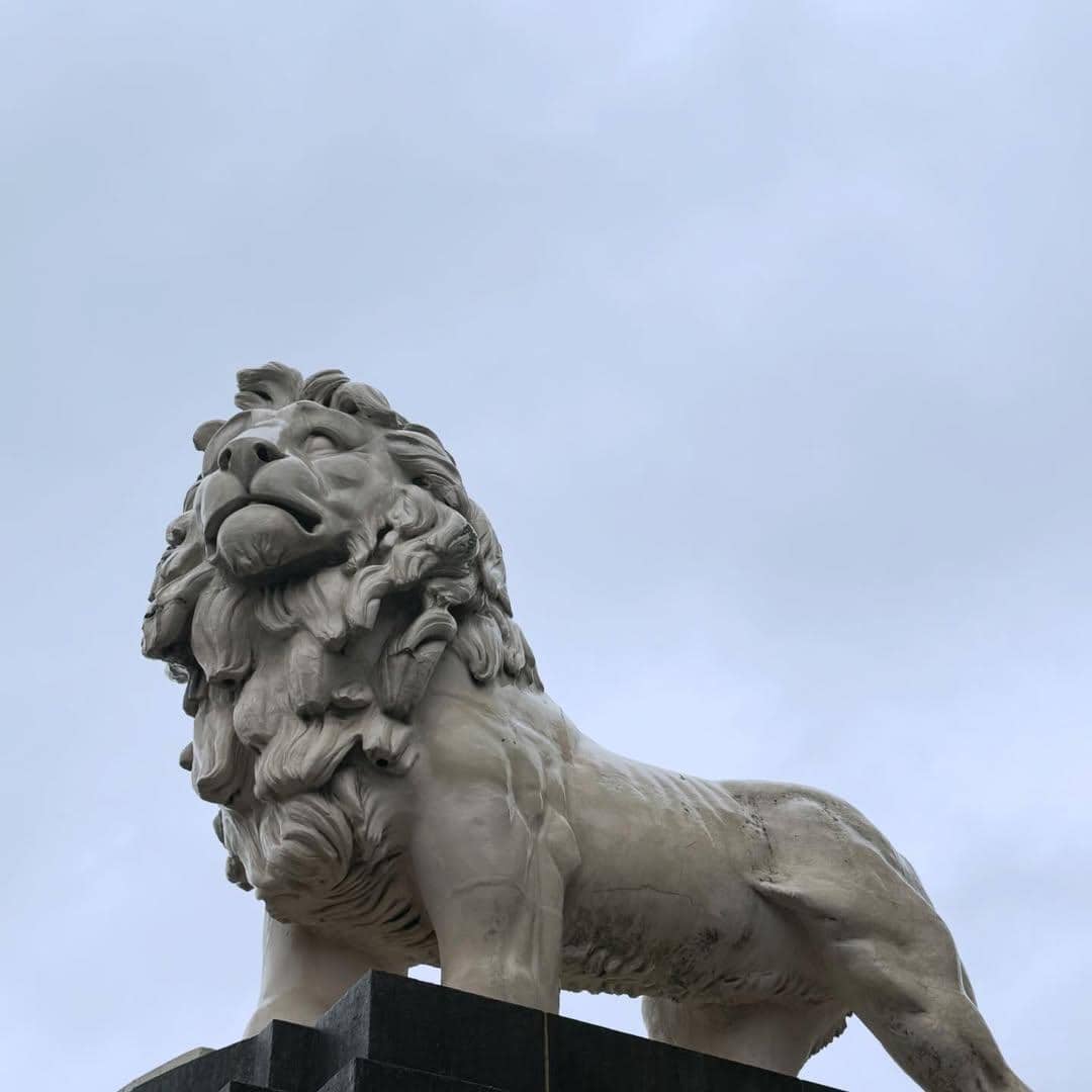 Keluarga Audy Item jalan-jalan di sekitar Big Ben London