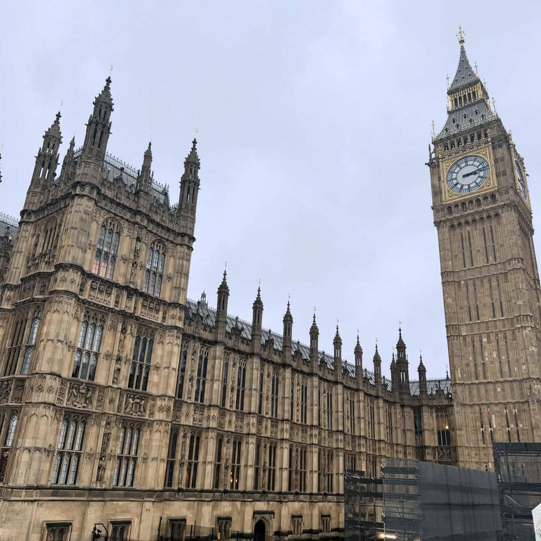 Keluarga Audy Item jalan-jalan di sekitar Big Ben London