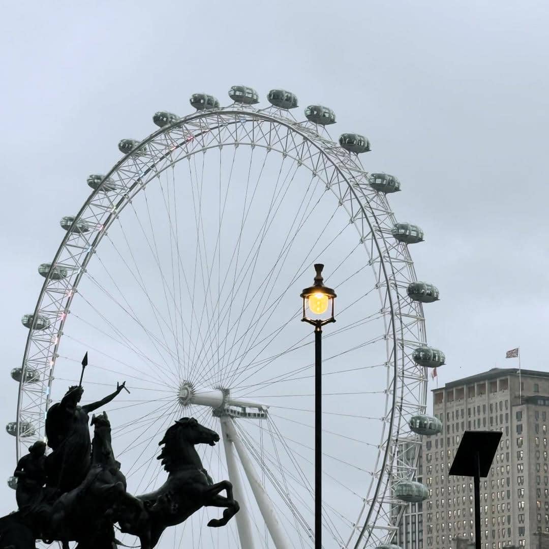 Keluarga Audy Item jalan-jalan di sekitar Big Ben London