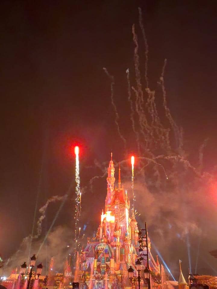 Azizi Asadel liburan ke Disneyland Hong Kong.