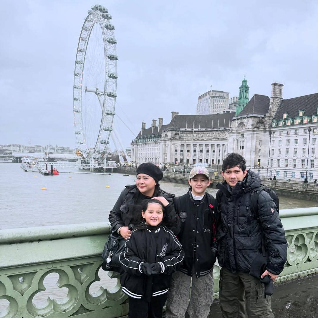 Keluarga Audy Item jalan-jalan di sekitar Big Ben London