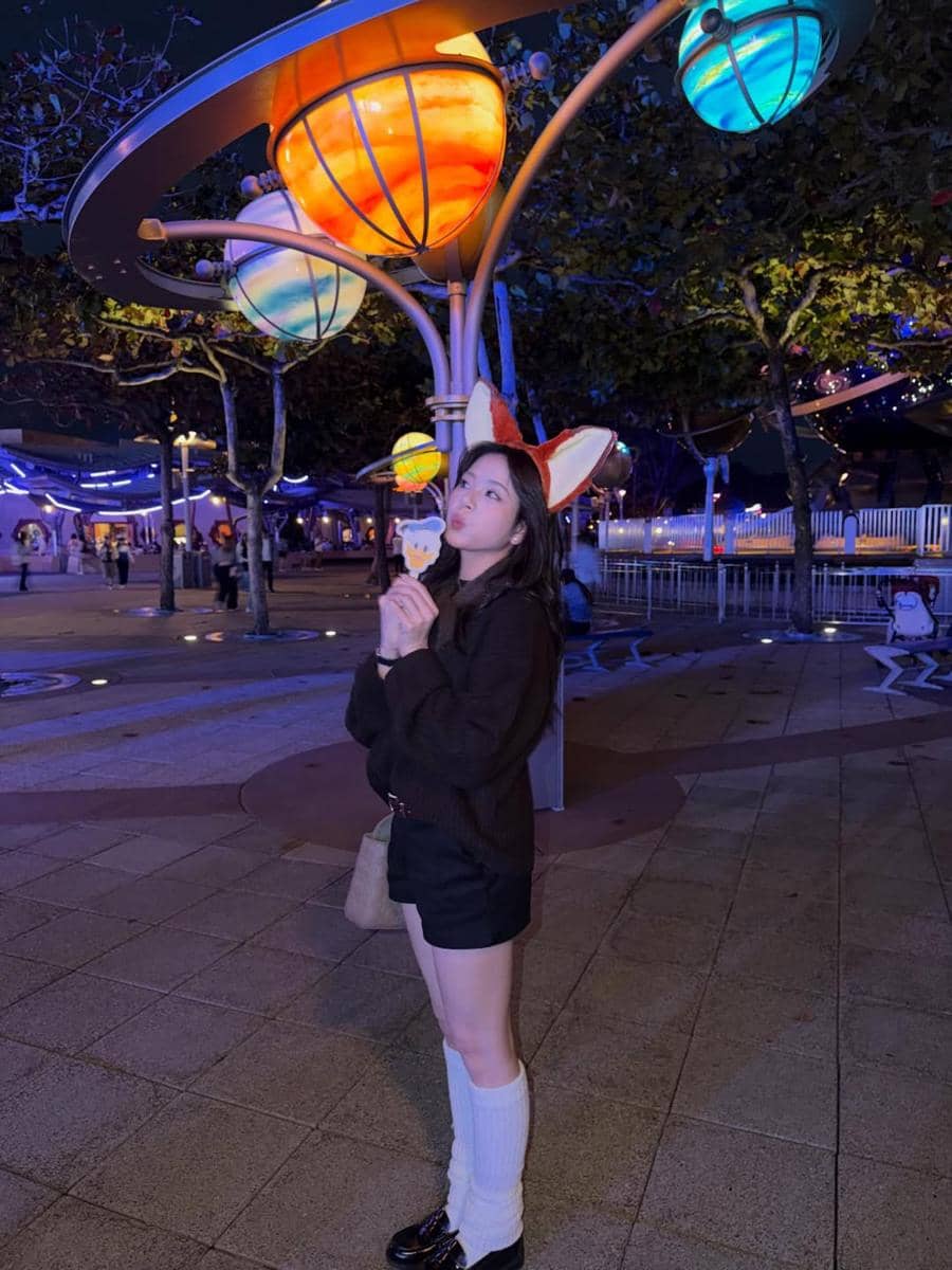 Azizi Asadel liburan ke Disneyland Hong Kong.