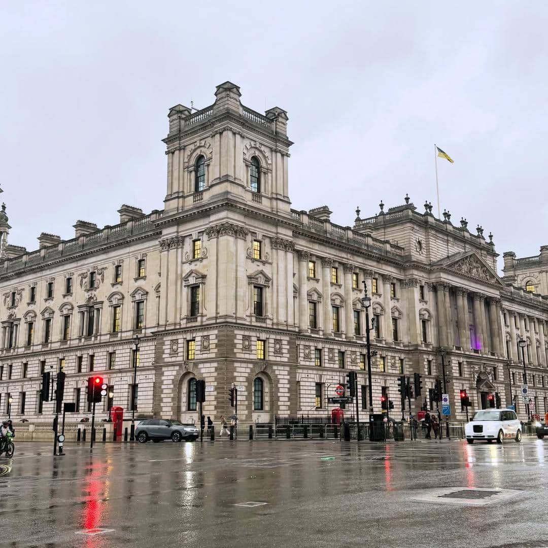 Keluarga Audy Item jalan-jalan di sekitar Big Ben London