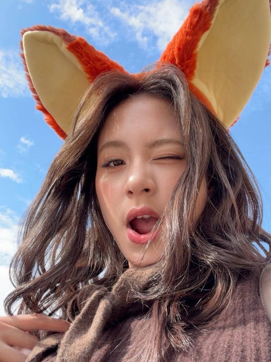 Azizi Asadel liburan ke Disneyland Hong Kong.