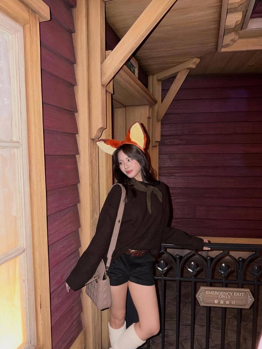 Azizi Asadel liburan ke Disneyland Hong Kong.