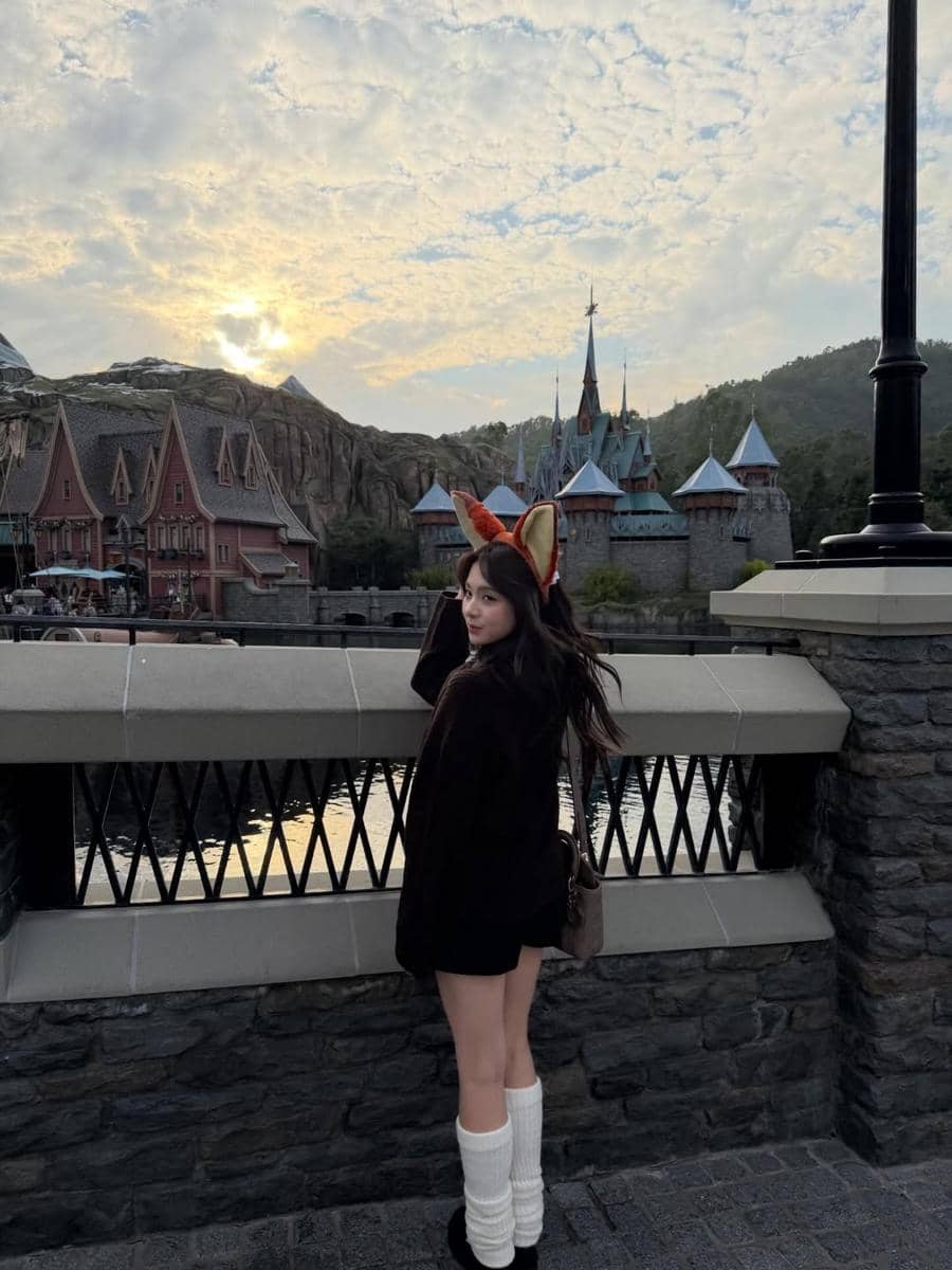 Azizi Asadel liburan ke Disneyland Hong Kong.