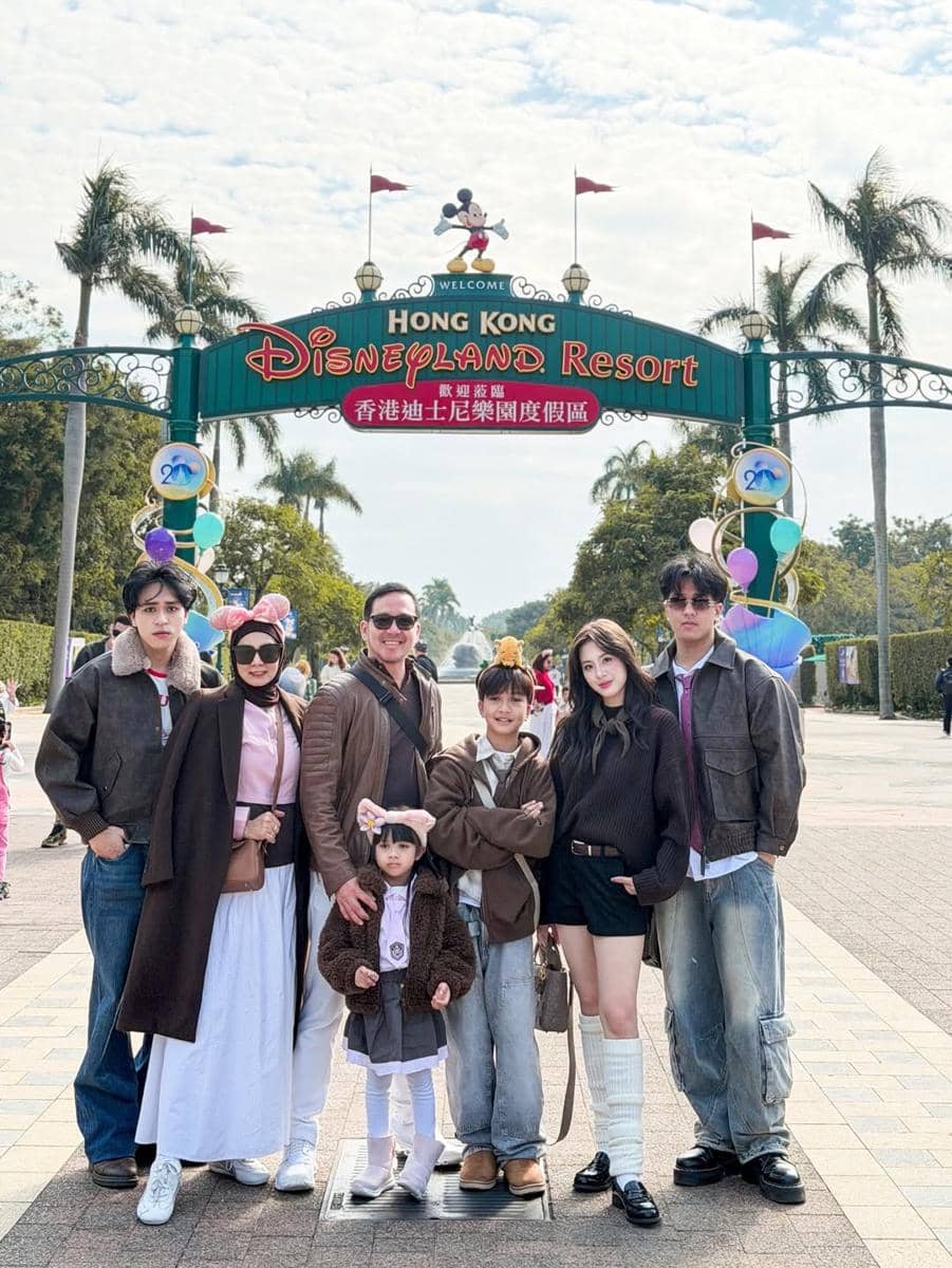 Azizi Asadel liburan ke Disneyland Hong Kong.