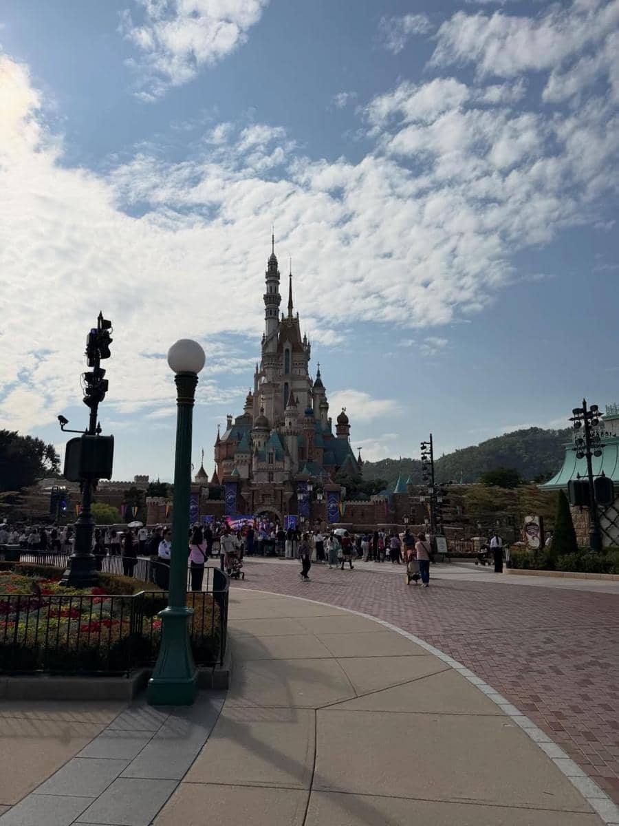 Azizi Asadel liburan ke Disneyland Hong Kong.