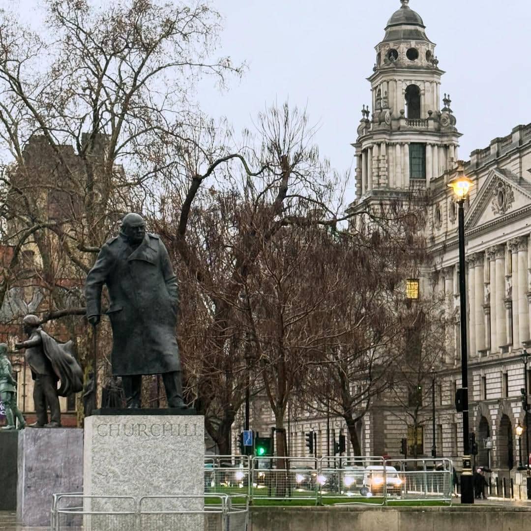 Keluarga Audy Item jalan-jalan di sekitar Big Ben London