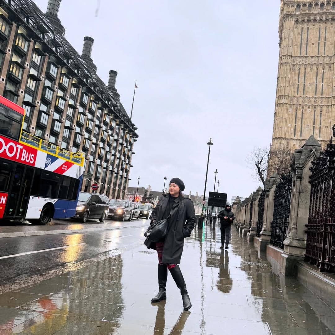 Keluarga Audy Item jalan-jalan di sekitar Big Ben London