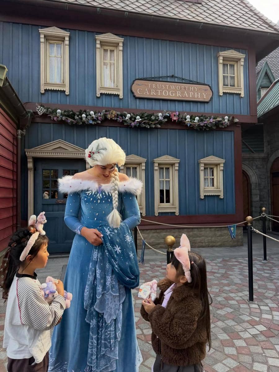 Azizi Asadel liburan ke Disneyland Hong Kong.