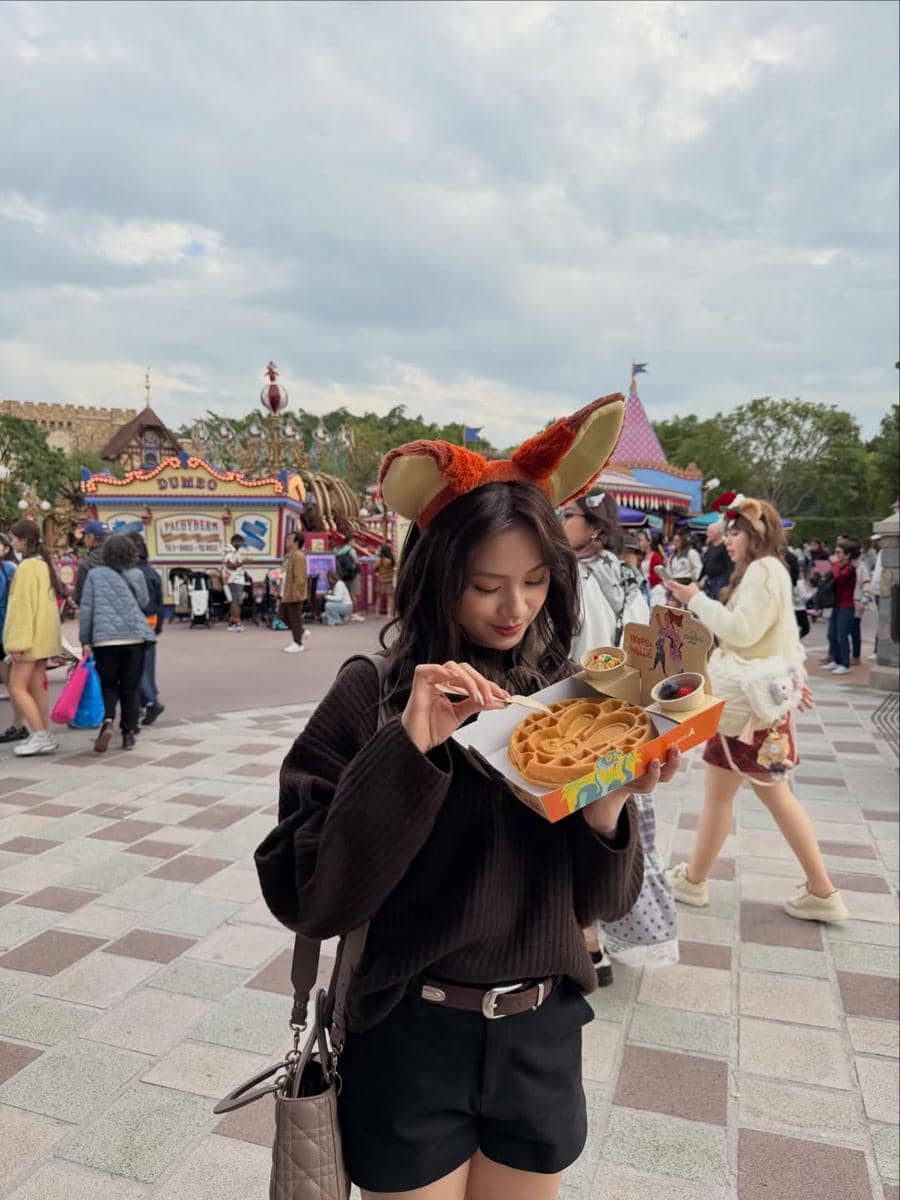 Azizi Asadel liburan ke Disneyland Hong Kong.