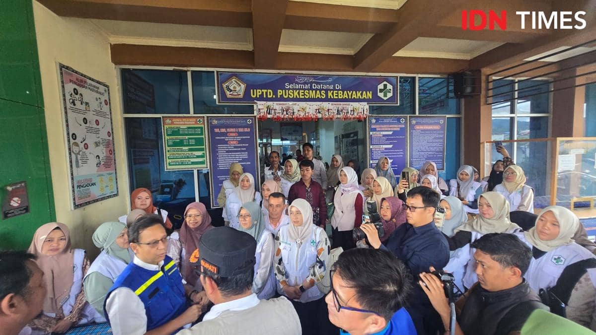 Menteri Kesehatan (Menkes) Budi Gunadi Sadikin saat meninjau wilayah terdampak di Bener Meriah, Jumat (19/12/2025). (IDN Times/Uni Lubis))