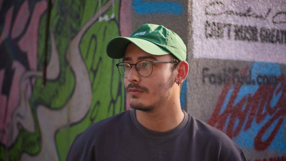 ilustrasi cowok pakai topi