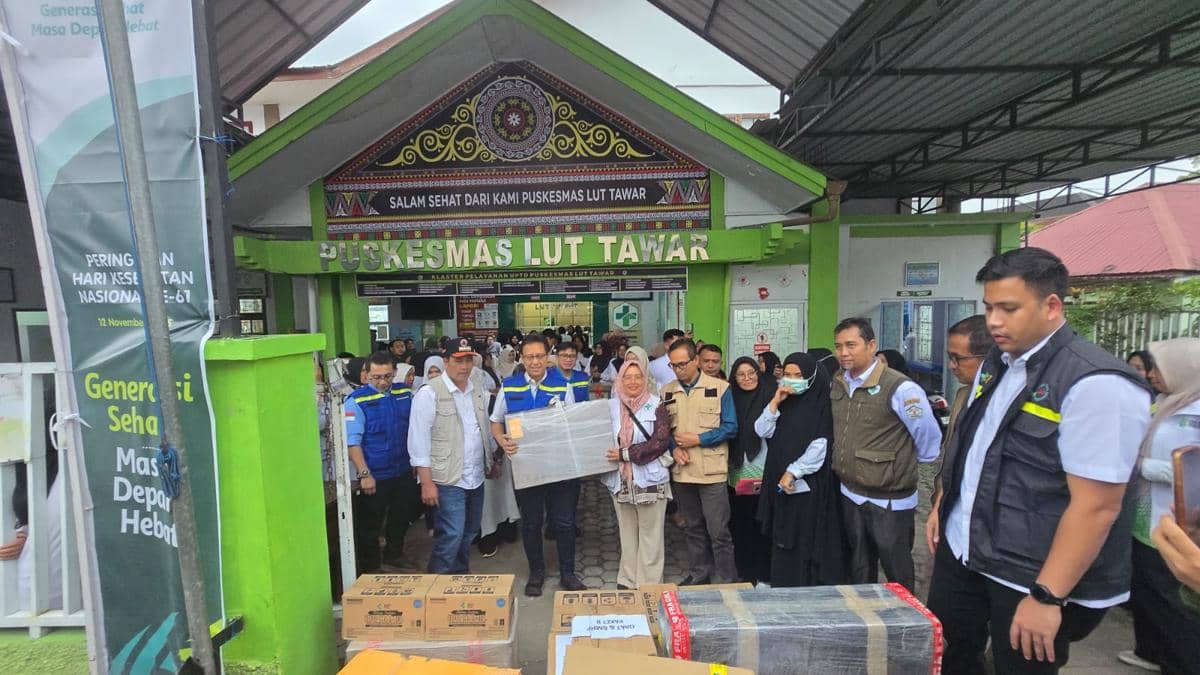 Menteri Kesehatan (Menkes) Budi Gunadi Sadikin saat meninjau wilayah terdampak di Bener Meriah, Jumat (19/12/2025). (IDN Times/Uni Lubis))