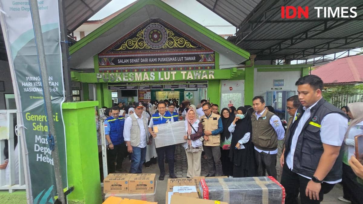 Menteri Kesehatan (Menkes) Budi Gunadi Sadikin saat meninjau wilayah terdampak di Bener Meriah, Jumat (19/12/2025). (IDN Times/Uni Lubis))