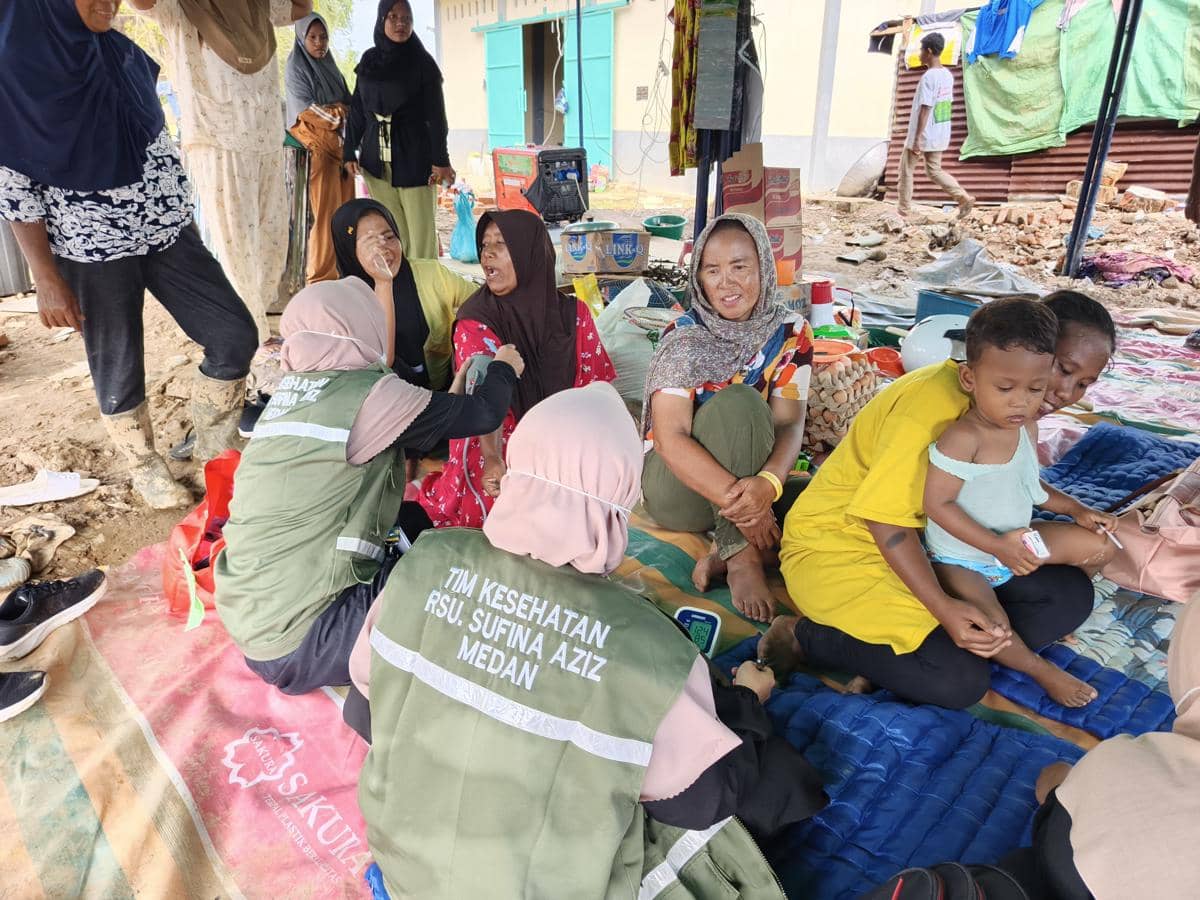 RSU Sufina Aziz Medan bersama Dompet Dhuafa Waspada menggelar program pengobatan gratis bagi warga terdampak banjir bandang di Kabupaten Aceh Tamiang, Jumat (19/12/2025). (dok.DD Waspada)