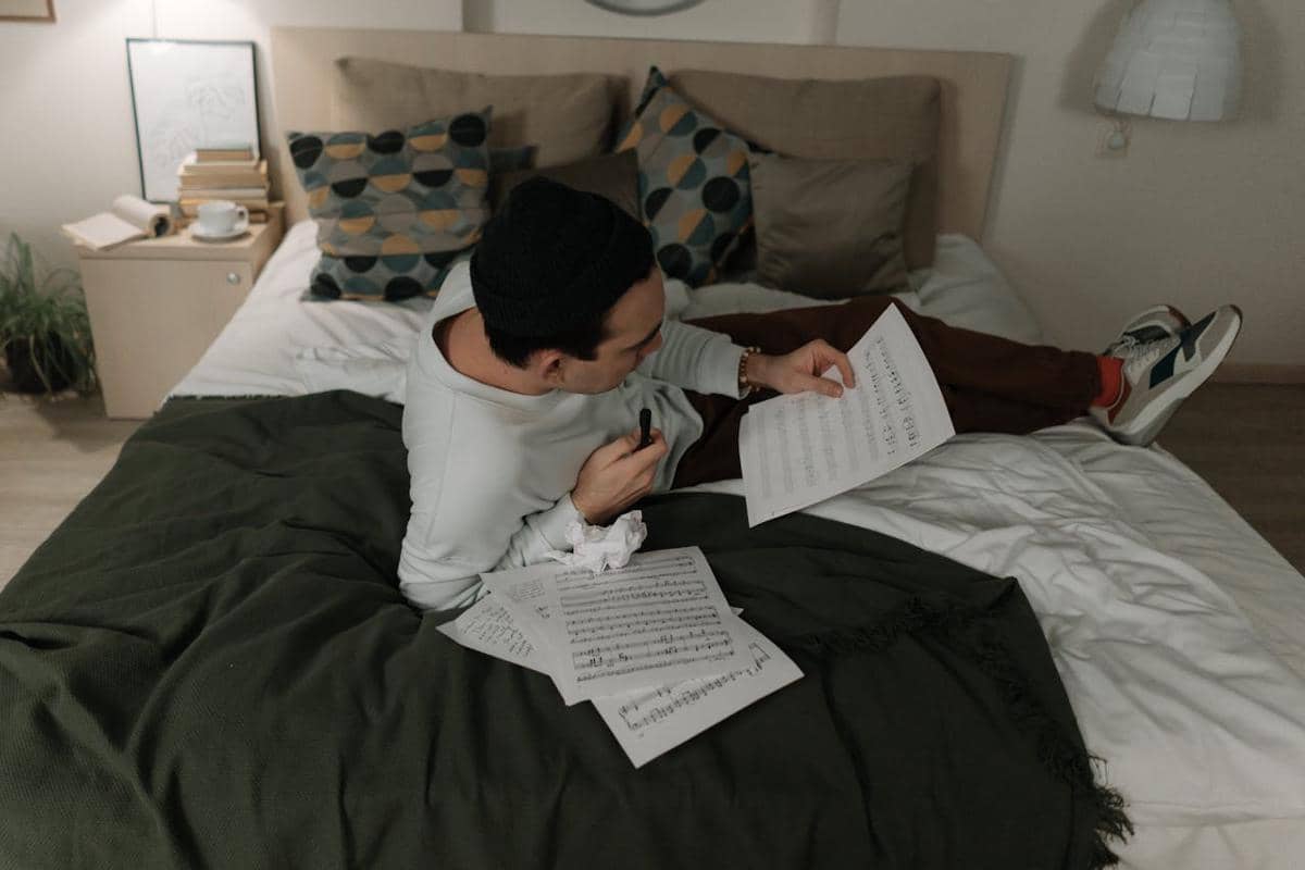 ilustrasi membaca di atas kasur