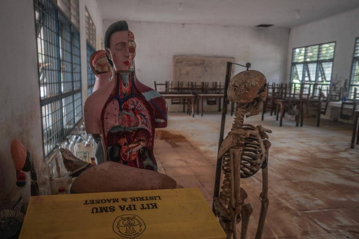 Kondisi ruang kelas SMA Swasta ST Fransiskus, Kecamatan Pandan, Kabupaten Tapanuli Tengah, Sabtu (20/12/2025) usai dibersihkan mandiri (IDN Times/Prayugo Utomo)