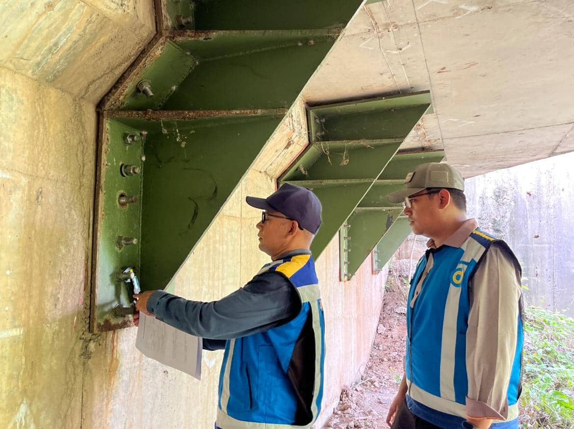 Seorang petugas Jasa Marga Solo-Ngawi mengencangkan baut pondasi Jembatan Kalipepe. (IDN Times/Dok Humas Jasa Marga Solo-Ngawi) 