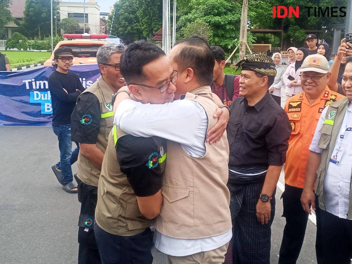 Gubernur NTB Lalu Muhamad Iqbal melepas tenaga medis.