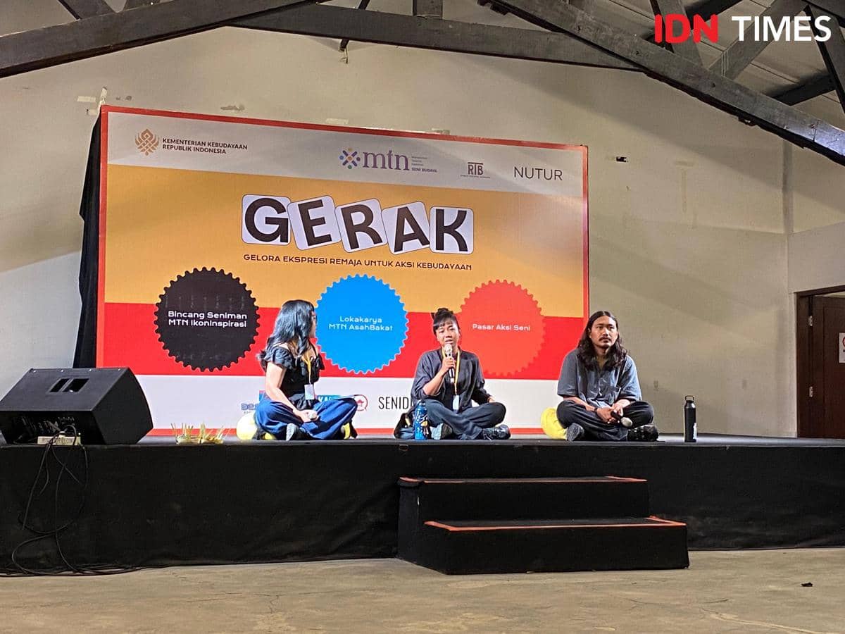 Yessi (tengah) bercerita tentang pengalamannya sebagai muralis perempuan di Indonesia