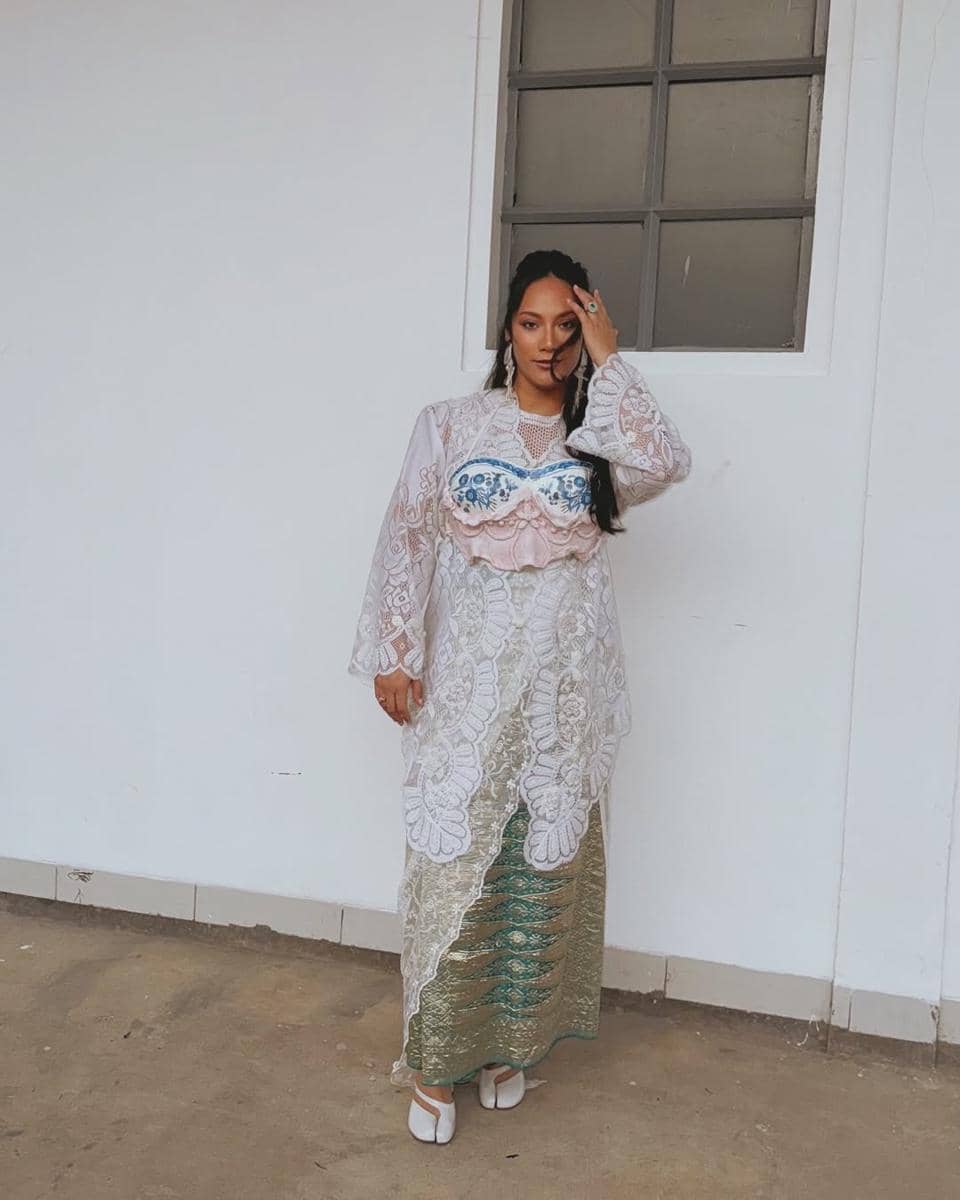 Kebaya modern Tara Basro. (instagram.com/tarabasro)