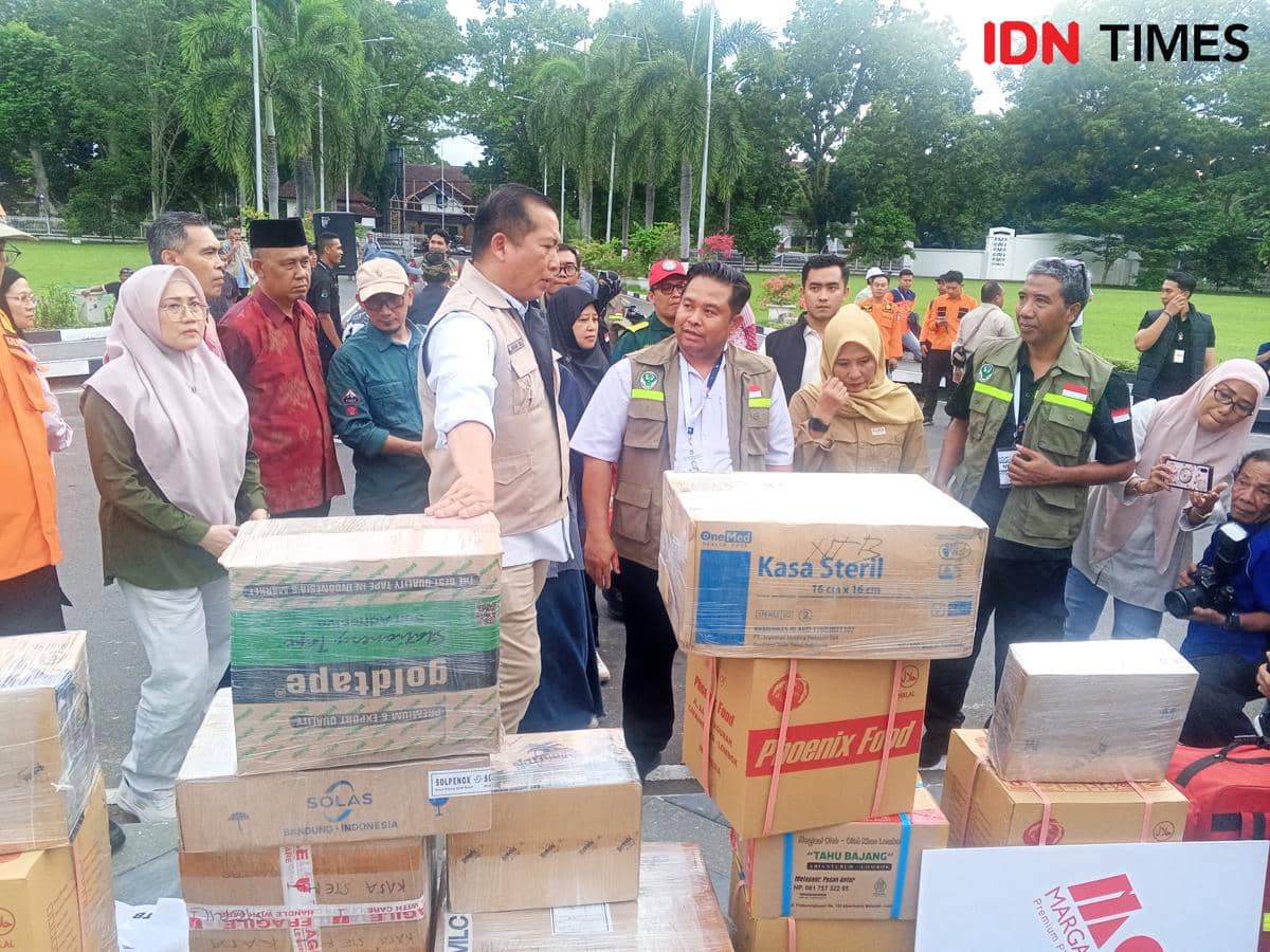 Gubernur NTB Lalu Muhamad Iqbal melepas tenaga medis.